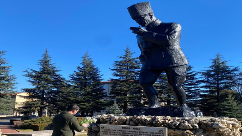 Zafer Partisi şehitler sebebiyle Atatürk anıtına karanfil bıraktı