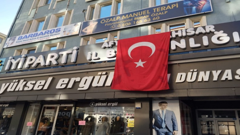 İYİ Parti'den Türk bayraklarıyla birlik mesajı