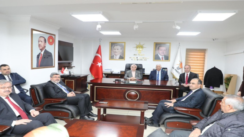 Bakan Mahinur Özdemir Göktaş, AK Parti İl Başkanlığı’nı ziyaret etti