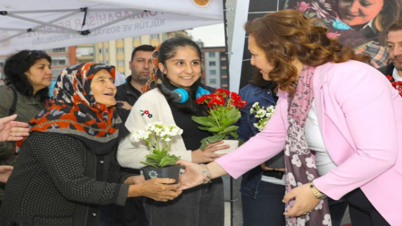 Başkan Burcu Köksal annelere ve anne adaylarına çiçek hediye etti