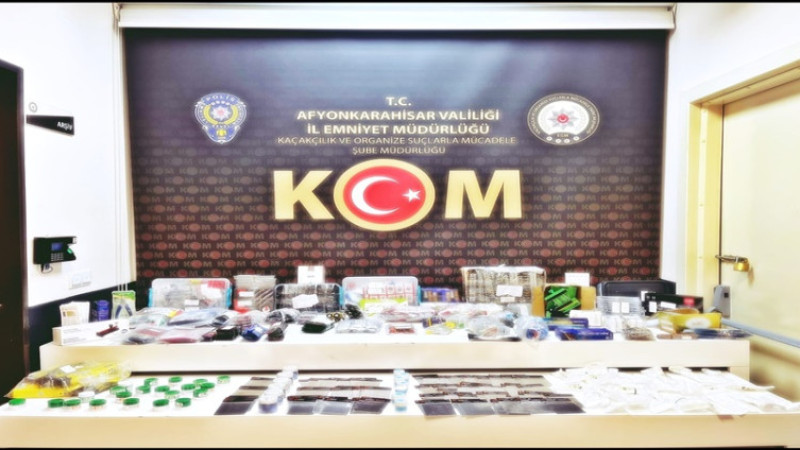 Afyonkarahisar İl Merkezinde şüpheli aracın içinden bakın neler çıktı!