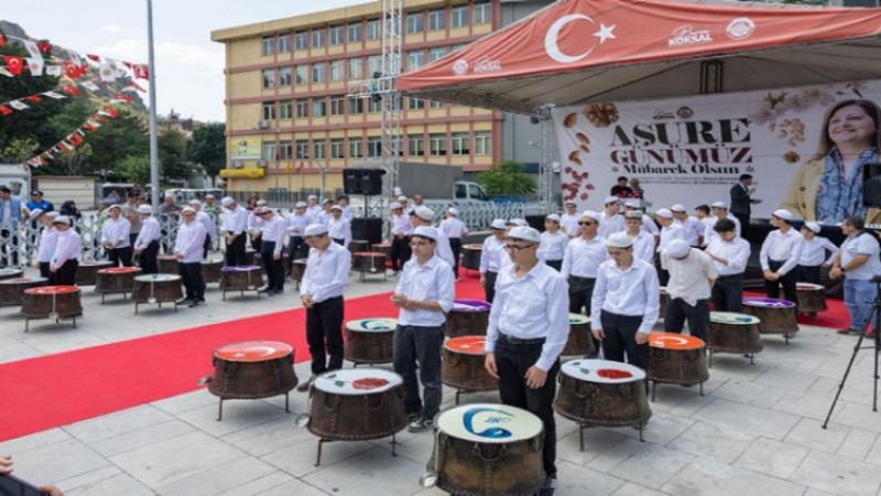 40 hatimli şifalı aşure dağıtımı coşkuyla gerçekleşti
