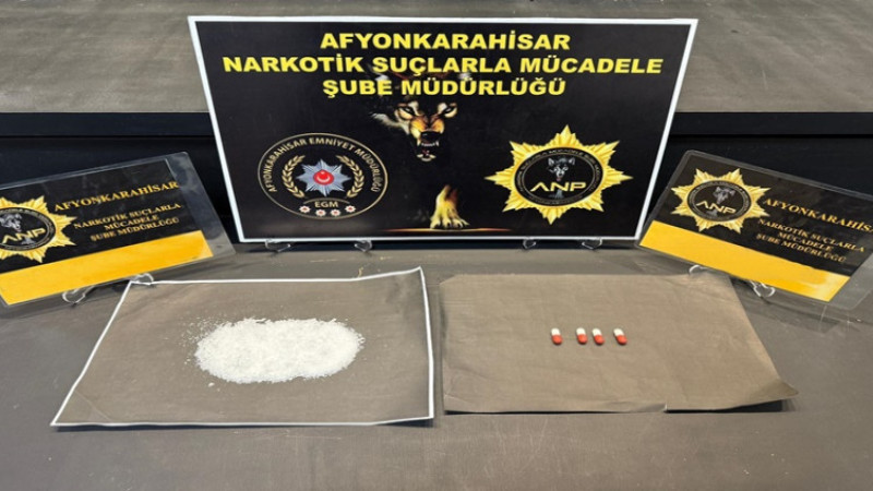 Bolvadin'de durdurulan bir araçta uyuşturucu maddeler ele geçirildi