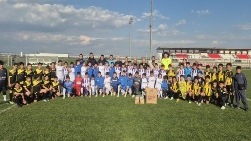 ASKF’den minik futbolculara moral desteği yapıldı
